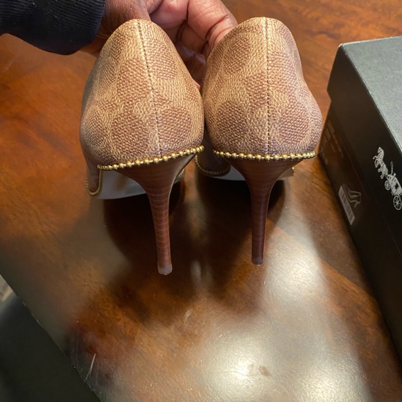 COACH LOGO HEELS - Picture 6 of 7